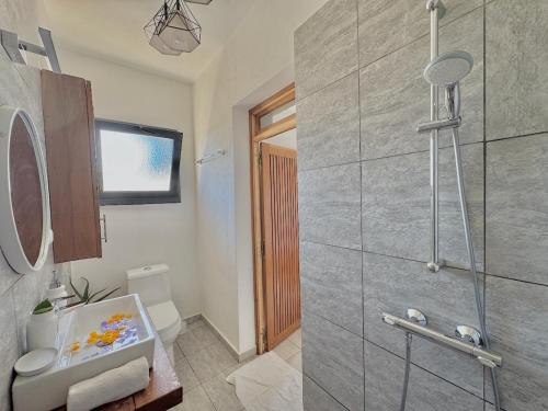 Ένα μπάνιο στο Villa Cas' Ylang Nosy Be