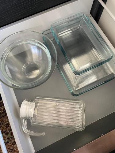 zwei Teller und Schüsseln auf einer Schublade in der Unterkunft New Villa Paradise in Porvoo