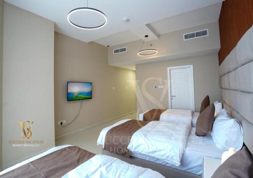 Postel nebo postele na pokoji v ubytování Dubai marina , Success Luxury apartments, near JBR beach and metro station-daily free housekeeping included