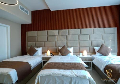 Postel nebo postele na pokoji v ubytování Dubai marina , Success Luxury apartments, near JBR beach and metro station-daily free housekeeping included