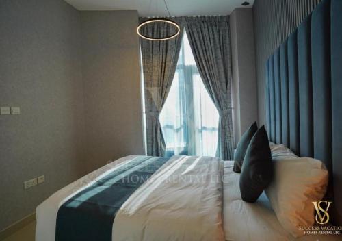 Postel nebo postele na pokoji v ubytování Dubai marina , Success Luxury apartments, near JBR beach and metro station-daily free housekeeping included