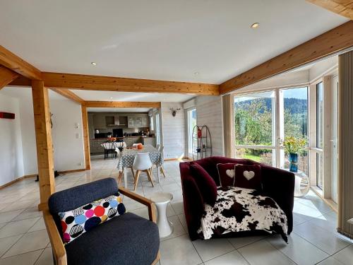 un salon avec un canapé et une table dans l'établissement Chalet Victoire, à Gérardmer