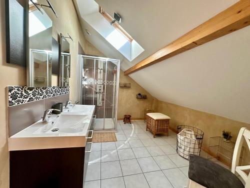 La grande salle de bains est pourvue d'un lavabo et d'une douche. dans l'établissement Chalet Victoire, à Gérardmer