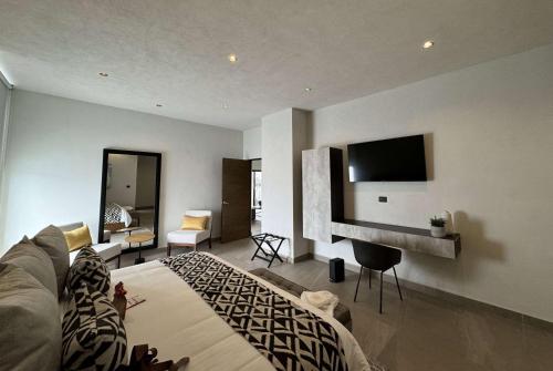 a hotel room with a bed and a tv at Esplendor by Wyndham San Luis Potosi in San Luis Potosí