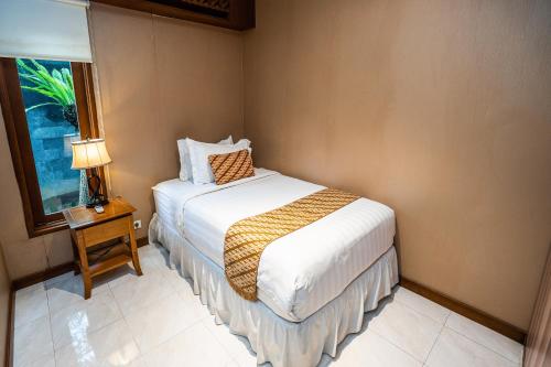 Postel nebo postele na pokoji v ubytování Abhayagiri - Sumberwatu Heritage Resort
