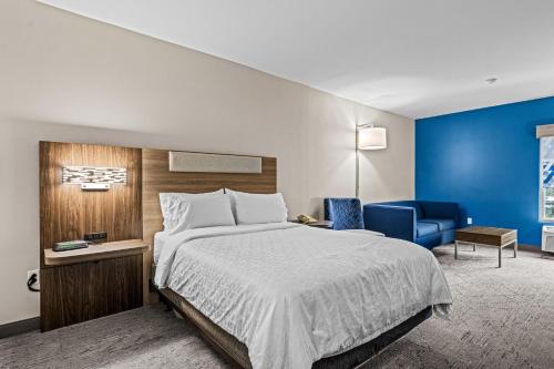 Katil atau katil-katil dalam bilik di Holiday Inn Express & Suites Carneys Point - Pennsville by IHG