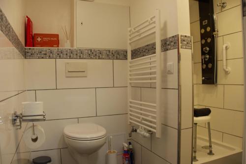 Bilik mandi di Strobels Ferienhaus