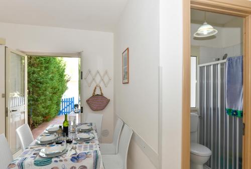 a dining room with a table and chairs at Residence Baia D'Oro in Torre Mozza
