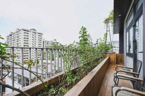 Un balcón o terraza en Bloom in Saigon - The Residences - Loved by Aussies!