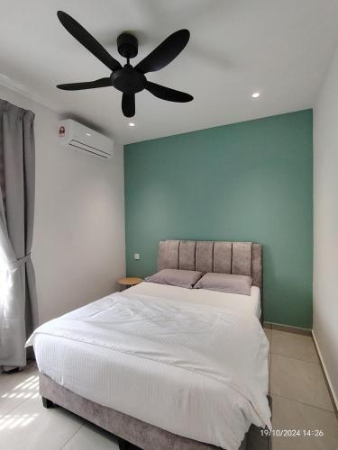 a bedroom with a bed with a ceiling fan at Austin Melaka in Kampong Sungai Putat