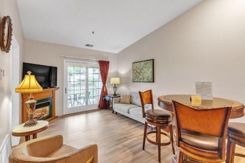 纳什维尔Grand Wood Suites - 3rd Floor Front Side Penthouse Suite 302的带桌子和沙发的客厅