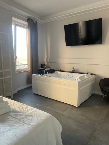 TV a/nebo společenská místnost v ubytování Le Cisterne Guest house Suite&Rooms