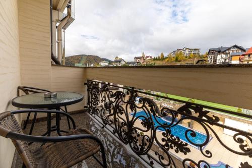 MARION SPA Hotel & Spa - RENOVATION - Rooms, SPA area, Swimming pool, Reception, Restaurant, Lounge Bar, Hookah bar, Children's room, Parking, SPA and Breakfast included in the priceにあるバルコニーまたはテラス