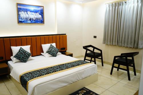 Katil atau katil-katil dalam bilik di Hotel Shakuntla Palace - 400 Meters away from Vishnu Pad Temple 7 mins walk