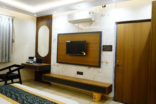 Televisyen dan/atau pusat hiburan di Hotel Shakuntla Palace - 400 Meters away from Vishnu Pad Temple 7 mins walk