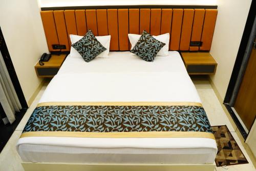 Katil atau katil-katil dalam bilik di Hotel Shakuntla Palace - 400 Meters away from Vishnu Pad Temple 7 mins walk