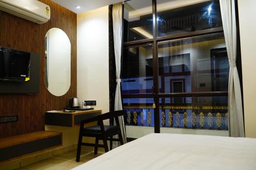 Televisyen dan/atau pusat hiburan di Hotel Shakuntla Palace - 400 Meters away from Vishnu Pad Temple 7 mins walk
