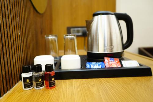 Kemudahan buat kopi dan teh di Hotel Shakuntla Palace - 400 Meters away from Vishnu Pad Temple 7 mins walk