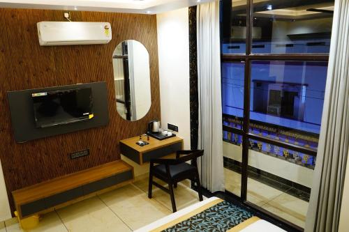 Televisyen dan/atau pusat hiburan di Hotel Shakuntla Palace - 400 Meters away from Vishnu Pad Temple 7 mins walk