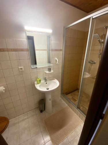 Ένα μπάνιο στο Apartment Victoria