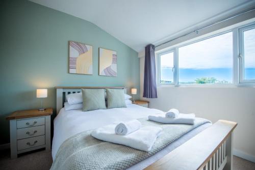 Ένα ή περισσότερα κρεβάτια σε δωμάτιο στο Welcoming Pembrokeshire home, perfect escape for couples, beach 5 mins, doorstep walks