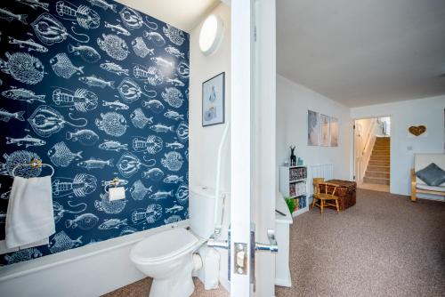 Ένα μπάνιο στο Welcoming Pembrokeshire home, perfect escape for couples, beach 5 mins, doorstep walks