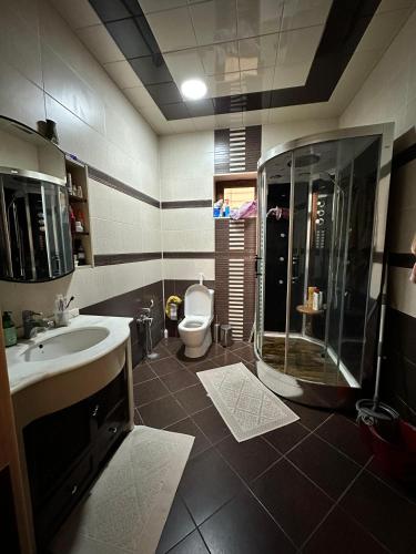 Kamar mandi di COP29 Villa
