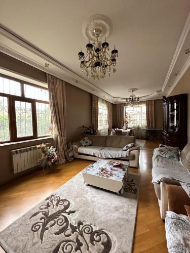 Tempat tidur dalam kamar di COP29 Villa