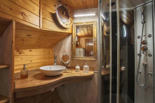 Ένα μπάνιο στο Maïtena Péniche Hôtel de charme Dole-Choisey