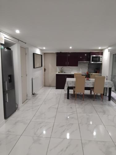 une cuisine et une salle à manger avec une table et des chaises dans l'établissement Appartement au calme, à Chantepie