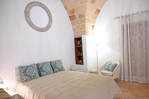 una camera da letto con un letto grande e una sedia di Civico 1 a Oria