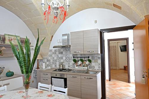 una cucina con tavolo e vaso di Civico 1 a Oria