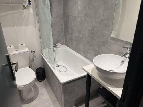 Ένα μπάνιο στο Appartement Brest Kerinou avec box internet