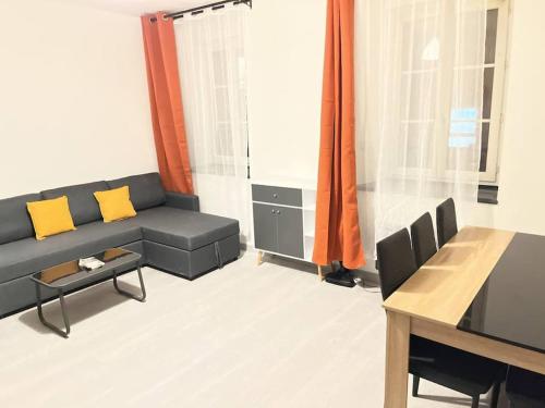 un salon avec un canapé et une table dans l'établissement Appartement Brest Kerinou avec box internet, à Brest