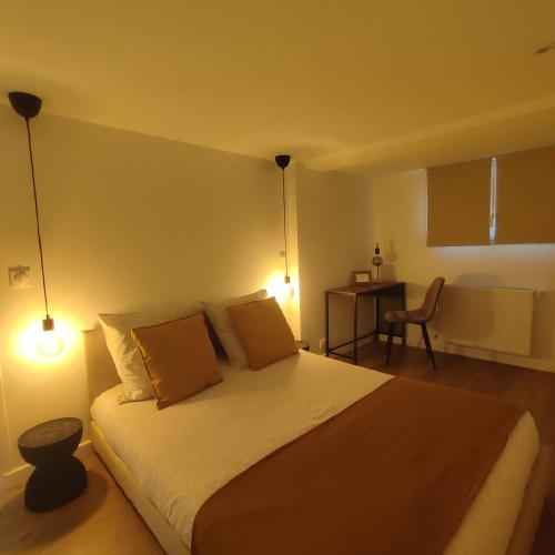 - une chambre dotée d'un lit avec deux lumières dans l'établissement Studio moderne 4 pers max proche Paris, à Fontenay-lès-Briis