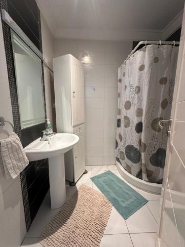 een badkamer met wastafel en douche bij S1 vue de mer in Chott Meriem