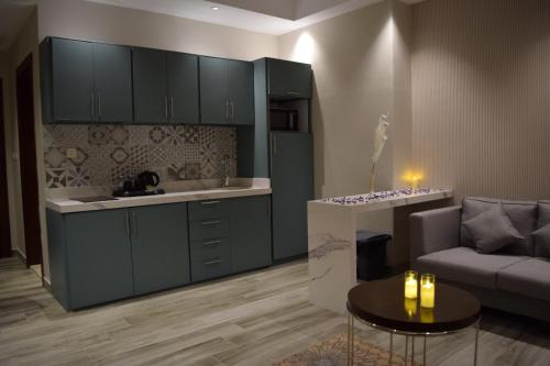Una cocina o zona de cocina en Glamour Inn AL Nuzha -جلامور ان النزهة