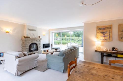 un salon avec deux canapés et une cheminée dans l'établissement Ker bohème, à Noyal-Muzillac