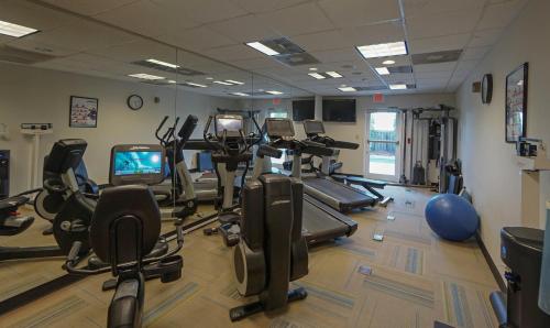 Fitness centrum a/nebo fitness zařízení v ubytování Holiday Inn Express Hotel & Suites Savannah Midtown by IHG
