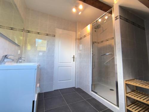 un baño con ducha y lavabo en Cocon familial verdoyant - Famille Only - Fête interdite, en Montreuil-aux-Lions