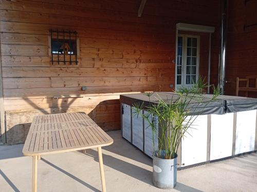 a table and a bench in front of a building at Gîte Le Bel Air in Reigny