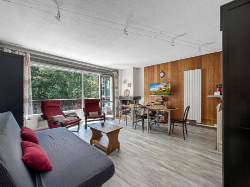 un salon avec un canapé et une table dans l'établissement 3 Pièces 6/8 Pers proche centre Carroz (MU0001), aux Carroz d'Arâches