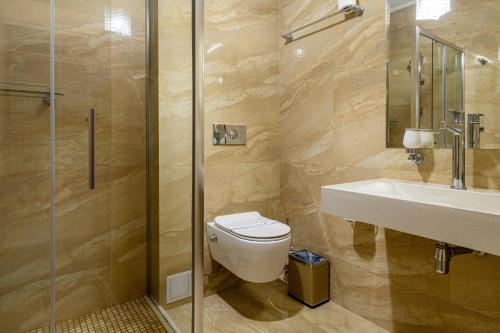 MARION SPA Hotel & Spa - RENOVATION - Rooms, SPA area, Swimming pool, Reception, Restaurant, Lounge Bar, Hookah bar, Children's room, Parking, SPA and Breakfast included in the priceにあるバスルーム