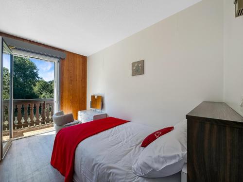 - une chambre avec un lit et un balcon avec une fenêtre dans l'établissement 3 Pièces 6/8 Pers proche centre Carroz (MU0001), aux Carroz d'Arâches