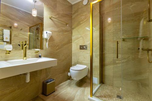 MARION SPA Hotel & Spa - RENOVATION - Rooms, SPA area, Swimming pool, Reception, Restaurant, Lounge Bar, Hookah bar, Children's room, Parking, SPA and Breakfast included in the priceにあるバスルーム