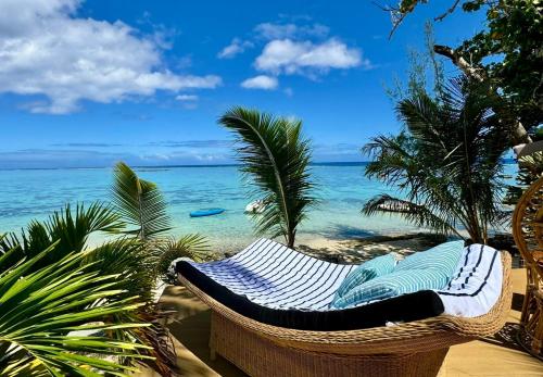 HaapitiにあるFare One Island Mooreaの海沿いの海岸に籐椅子