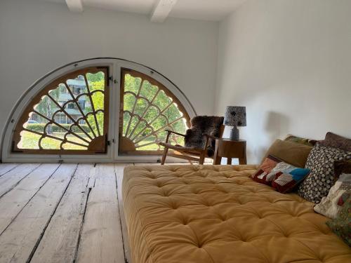 un soggiorno con un grande divano e una grande finestra di Canal view a Copenaghen