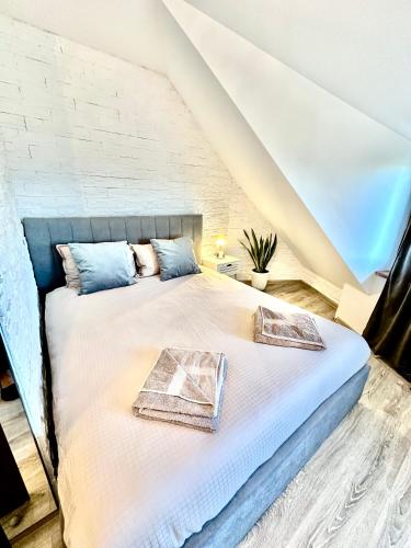 łóżko z dwiema poduszkami w pokoju w obiekcie PANORAMA APARTMENT w mieście Montana