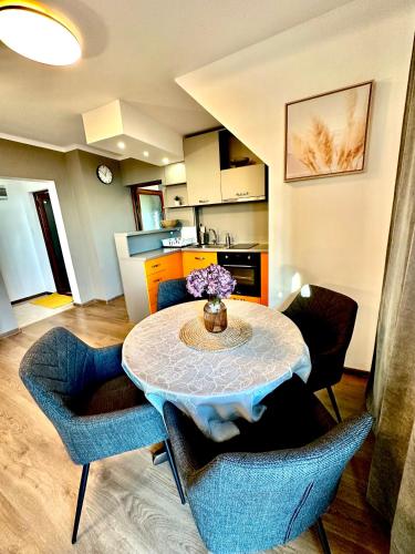 salon ze stołem i krzesłami oraz kuchnia w obiekcie PANORAMA APARTMENT w mieście Montana