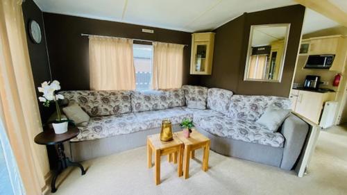 a living room with a couch and a table at Ferienhaus Vienna am Kronensee in Ostercappeln
